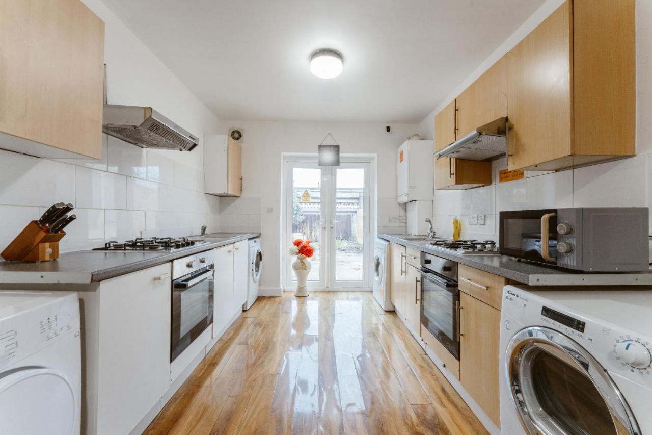 Upton Park Bedrooms 25 Min To Central Лондон Екстериор снимка