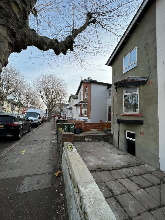 Upton Park Bedrooms 25 Min To Central Лондон Екстериор снимка