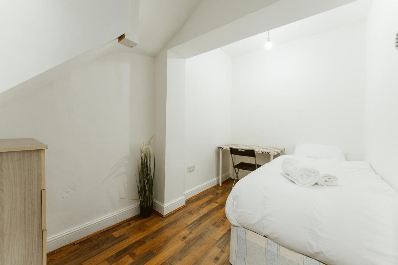 Upton Park Bedrooms 25 Min To Central Лондон Екстериор снимка